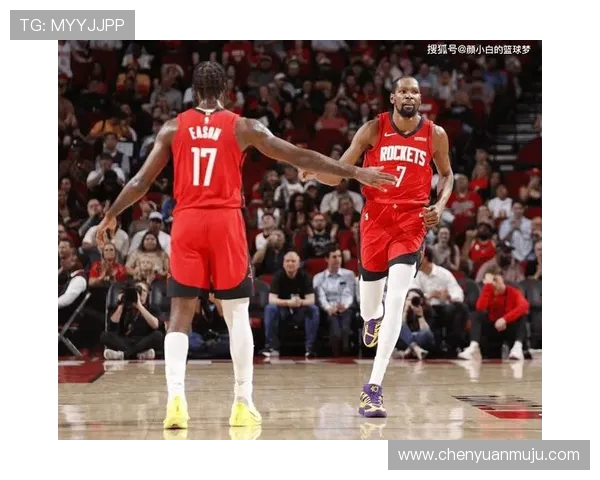 任嘉伦赠唐装给杜兰特交换签名球衣并合影留念展友谊